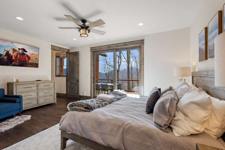 King Bed, TV, Deck Access and Ensuite Bathroom in the Master King Bed, TV, Deck Access and Ensuite Bathroom in the Master