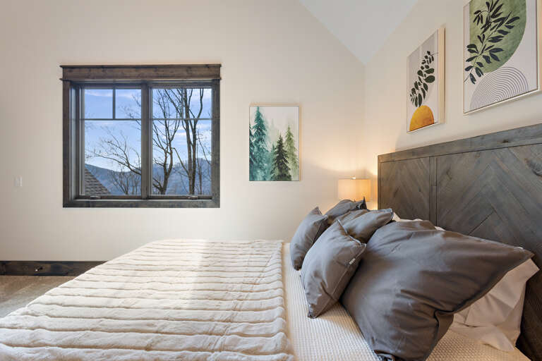 King Bedroom and Ensuite Bathroom Upstairs King Bedroom and Ensuite Bathroom Upstairs