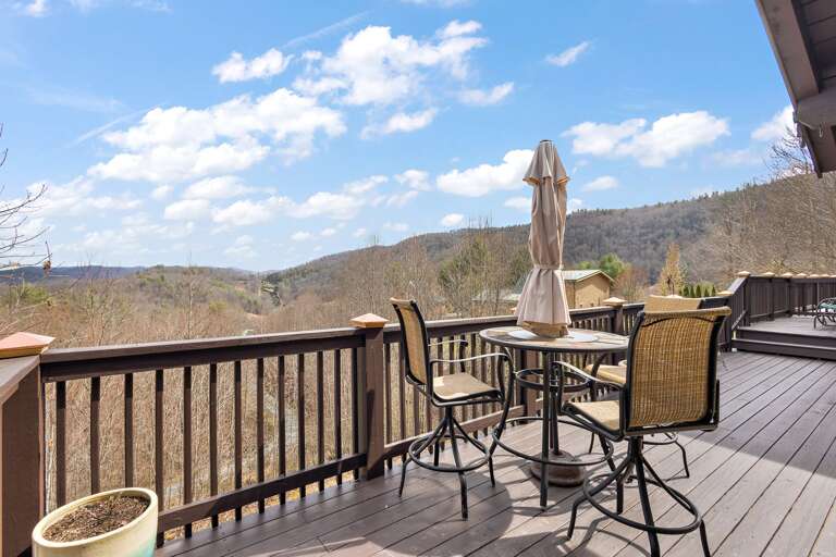 Outdoor Dining on the Front Deck Outdoor Dining on the Front Deck