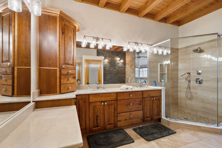 Spacious Master Ensuite with Double Vanities Spacious Master Ensuite with Double Vanities