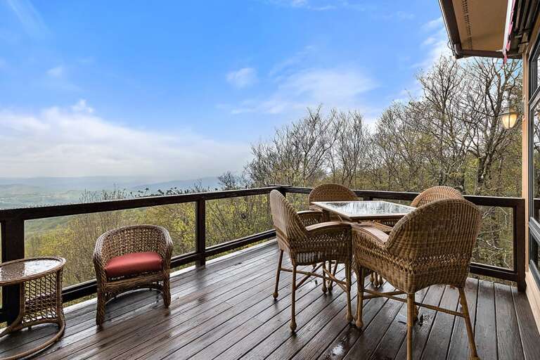 Outdoor Dining with Retractable Awning