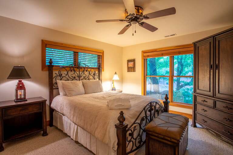 Queen Bedroom on the Middle Floor