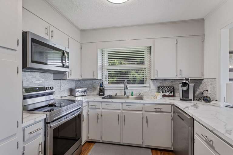 Spacious Well Stocked Kitchen Spacious Well Stocked Kitchen