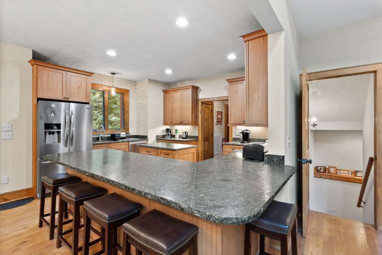 Spacious Peninsula with Seating for Five