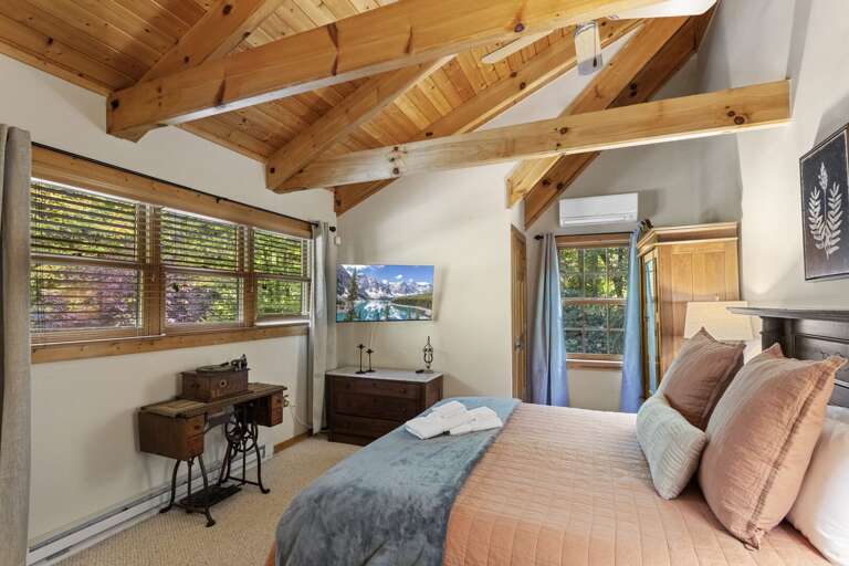 Quaint Upper Level King Bedroom with Roku TV and Jack-and-Jill Bathroom Access