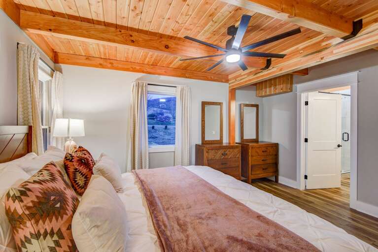 King Bed, TV and Ensuite Bathroom in the Main Floor Master King Bed, TV and Ensuite Bathroom in the Main Floor Master