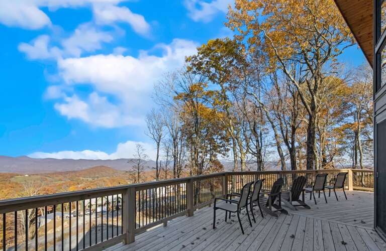 Spacious Deck with Seating Spacious Deck with Seating