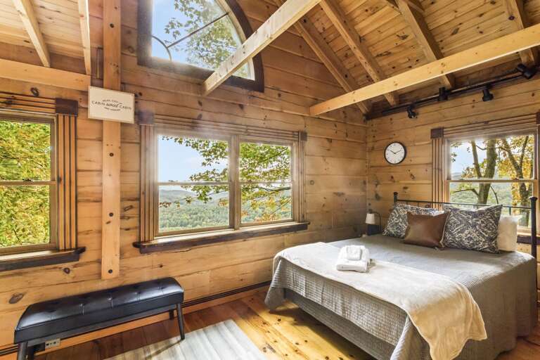 Queen Bedroom on the Top Floor with Two Queen Beds