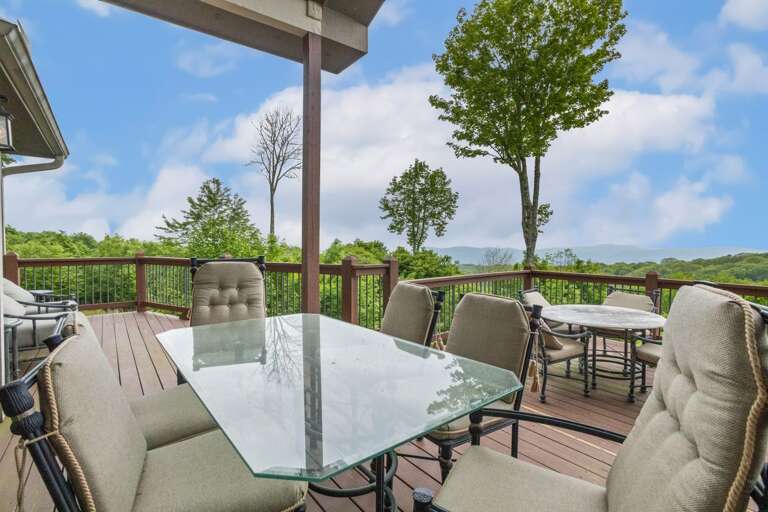 Plenty of Outdoor Dining Plenty of Outdoor Dining