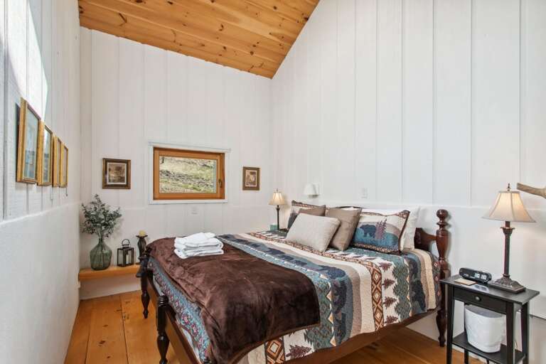 Barn Stall King Bedroom "Reyne"