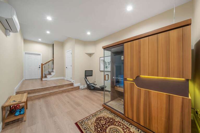 Dry Sauna, Row Machine and Light Weights