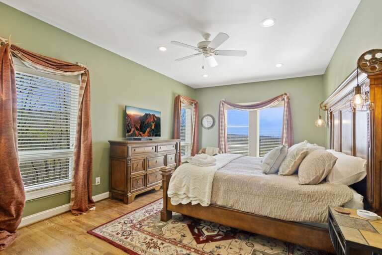 King Bedroom with TV and Ensuite Bathroom