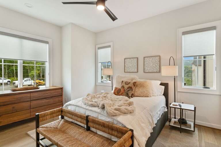 Main Floor Queen Suite Main Floor Queen Suite