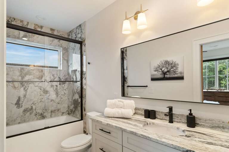 Queen Ensuite with Tub/Shower Combo Queen Ensuite with Tub/Shower Combo