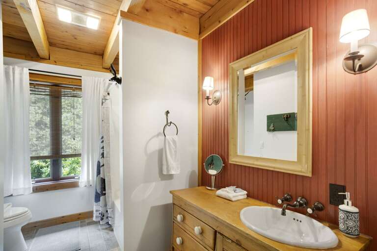 Top Floor Bathroom with Tub/Shower Combo Top Floor Bathroom with Tub/Shower Combo