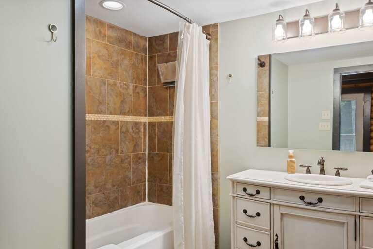 Ensuite Bathroom with Tub/Shower Combo