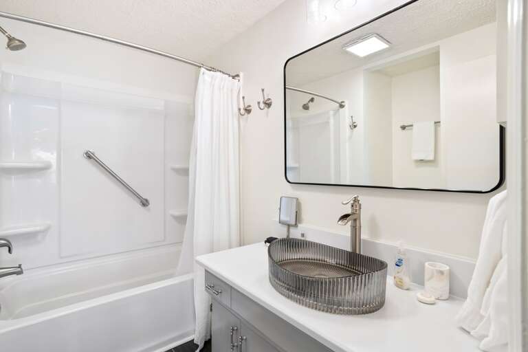 Tub and Shower Combo in the Jack-and-Jill