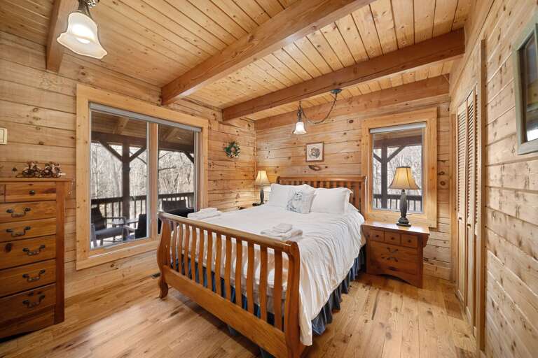 Main Floor Queen Bedroom