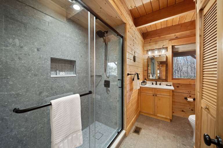 Main Level Common Bathroom with Tiled Shower