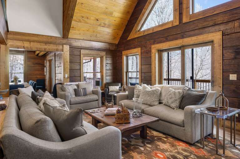 Rustic Charm Meets Modern Comfort in this Serene Mountain Living Space