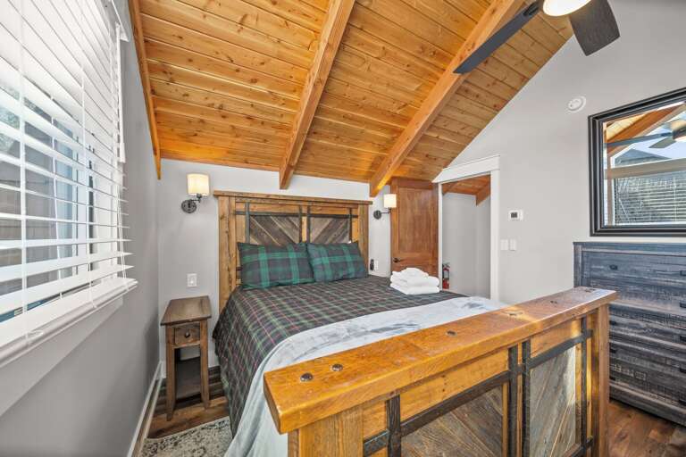 Queen Bed and TV with an Ensuite Bathroom