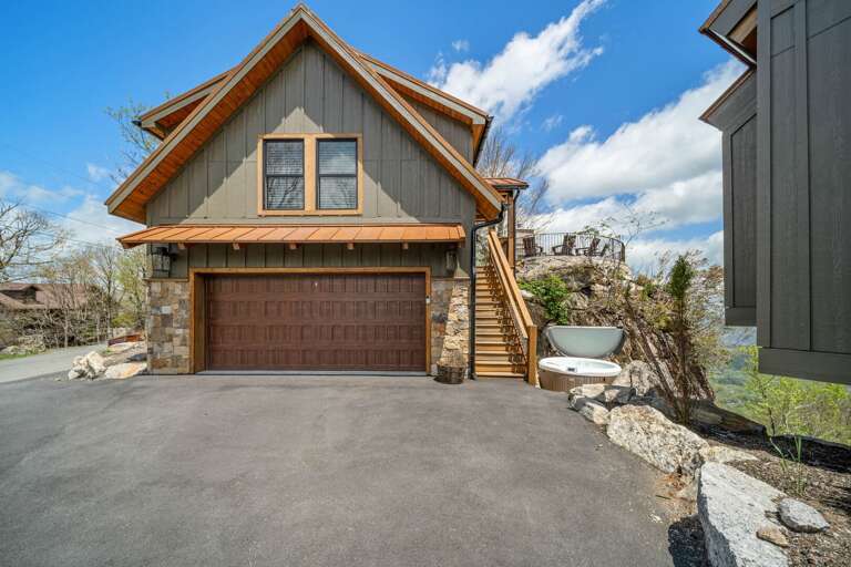 Straight Up Apartment Above the Garage