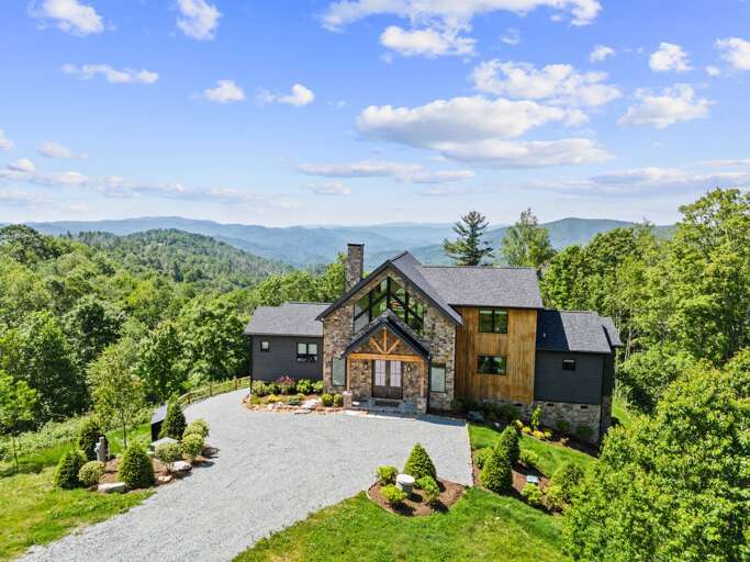 A Stunning Mountain Lodge Perched at the Edge of Perfection A Stunning Mountain Lodge Perched at the Edge of Perfection
