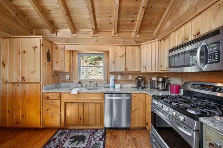 Gas Stove and Oven in the Spacious Kitchen Gas Stove and Oven in the Spacious Kitchen