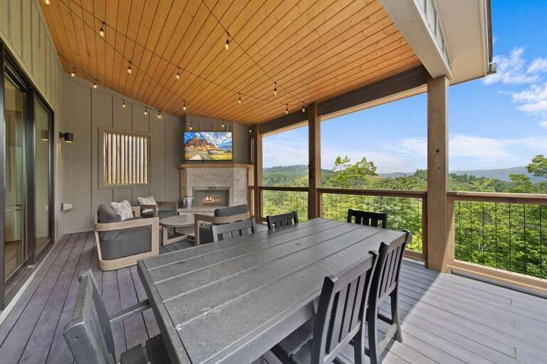 Outdoor Dining on the Deck