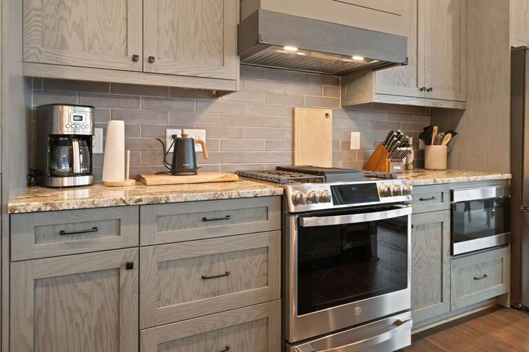 Gas Stove and Well Equipped Kitchen Gas Stove and Well Equipped Kitchen