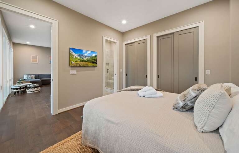 Queen Bed, Twin Trundle, TV and Private Bathroom Queen Bed, Twin Trundle, TV and Private Bathroom