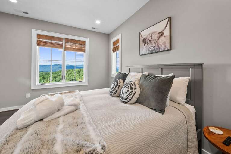 Queen Suite with a Beautiful Mountain View Queen Suite with a Beautiful Mountain View