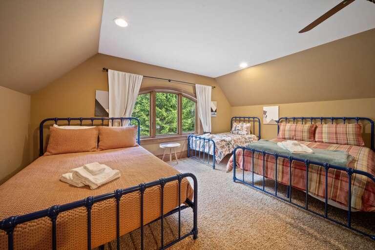 Upper Level Sleeping Area Upper Level Sleeping Area