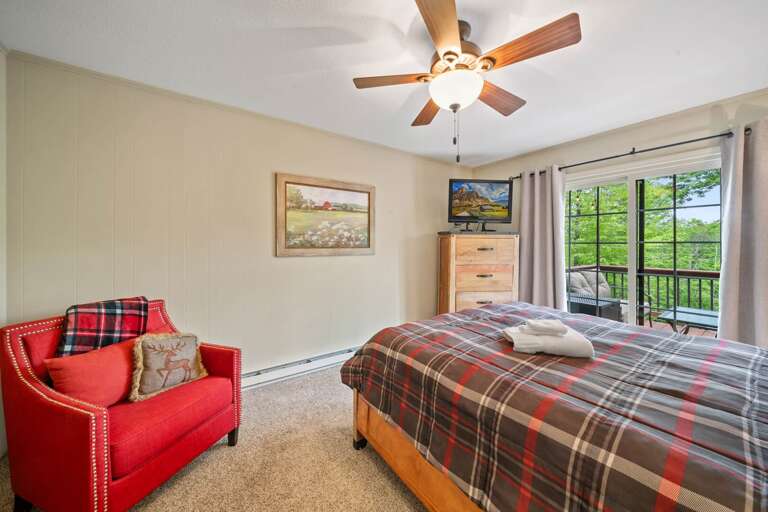 Main Floor Queen with Private Ensuite Bathroom