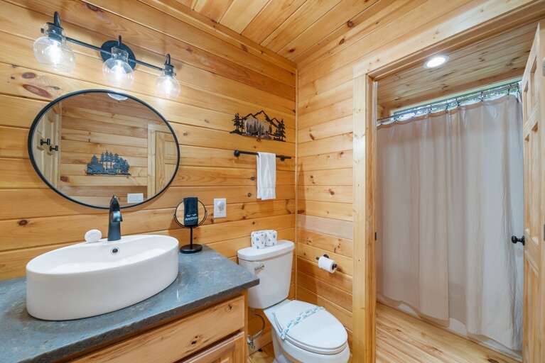 Jack-and-Jill Main Floor Bathroom Jack-and-Jill Main Floor Bathroom