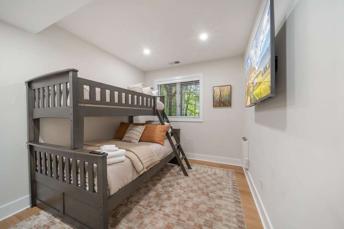 Bunk Room with TV and Twin-Over-Double Bunk Bunk Room with TV and Twin-Over-Double Bunk