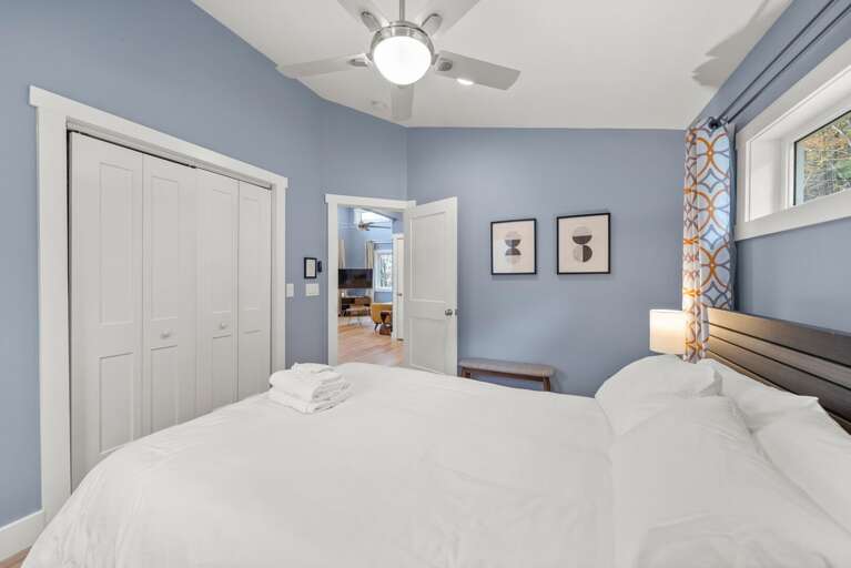 Bright Cozy Queen Room