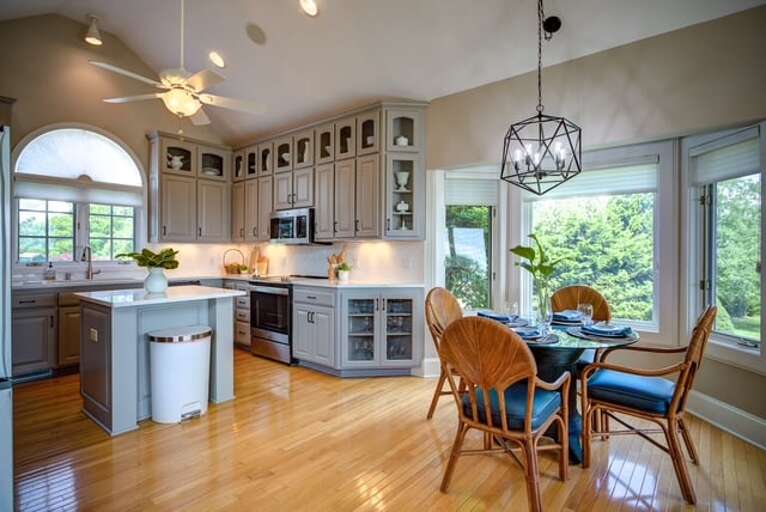 Spacious Kitchen with an Eat-In Breakfast Bay Spacious Kitchen with an Eat-In Breakfast Bay