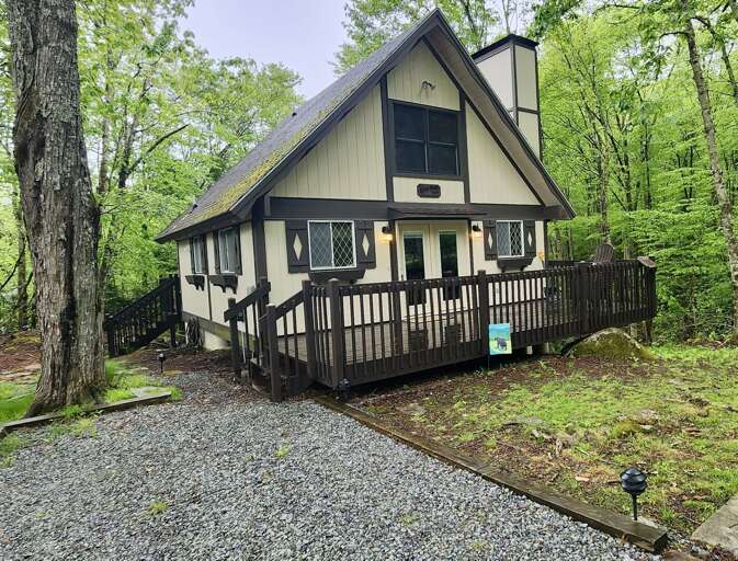 Estua Botas Cabin in the Summer Setting