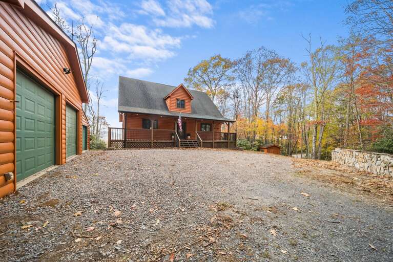 Level Gravel Parking at Sugar View Chalet