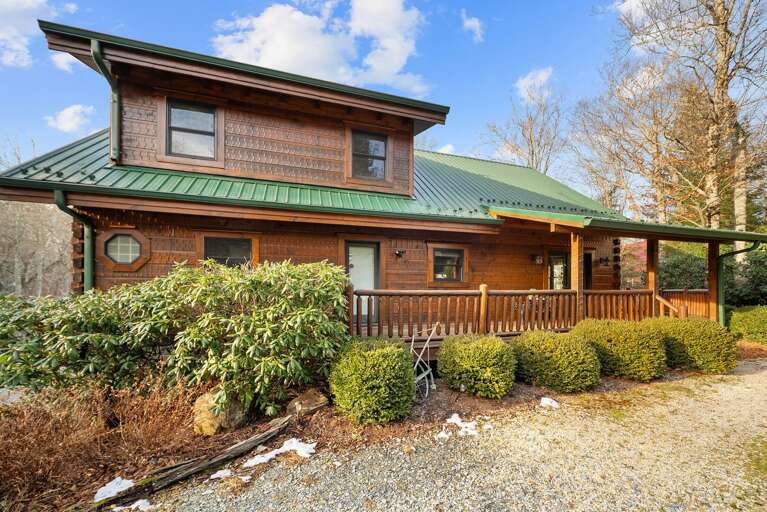 Enjoy a Getaway at Sugars Cozy Cabin