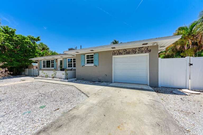 Single-story House In Sunny Setting, Surrounded By Greenery Single-story House In Sunny Setting, Surrounded By Greenery