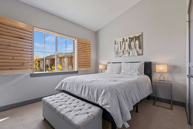 Bear Hollow Lodges 3307: In the second bedroom, thereâs a Queen-sized bed, ceiling fan, 32â LCD TV.  The plush bedding is there for your comfort.