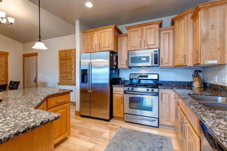 Bear Hollow Lodges 3307: In the kitchen youâll find granite countertops and stainless steel appliances with everything youâll need to prepare meals in.