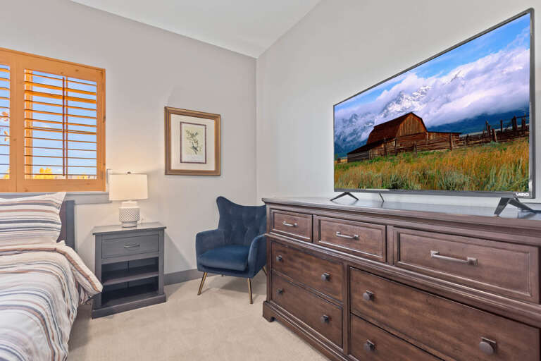 Bear Hollow Lodges 3307: The master bedroom features a King-sized bed, ceiling fan, 38â LCD TV, and comfortable bedding.