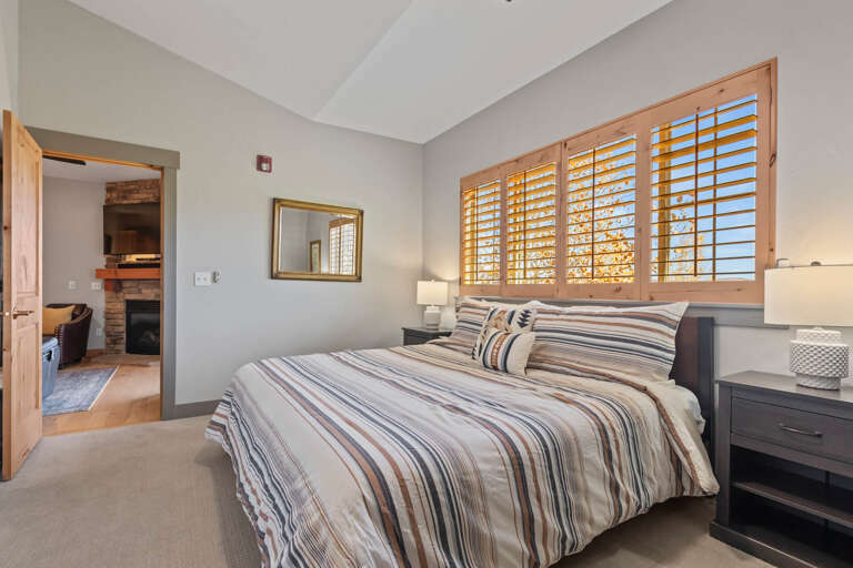 Bear Hollow Lodges 3307: The master bedroom features a King-sized bed, ceiling fan, 38â LCD TV, and comfortable bedding.