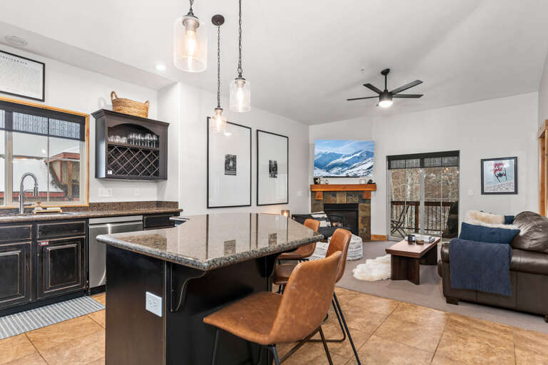 Bear Hollow Lodges 3401: Cozy bar stools by the kitchen bar table, perfect for breakfast.
