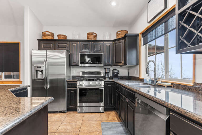 Bear Hollow Lodges 3401: A large, fully equipped kitchen for meals-in entertaining.