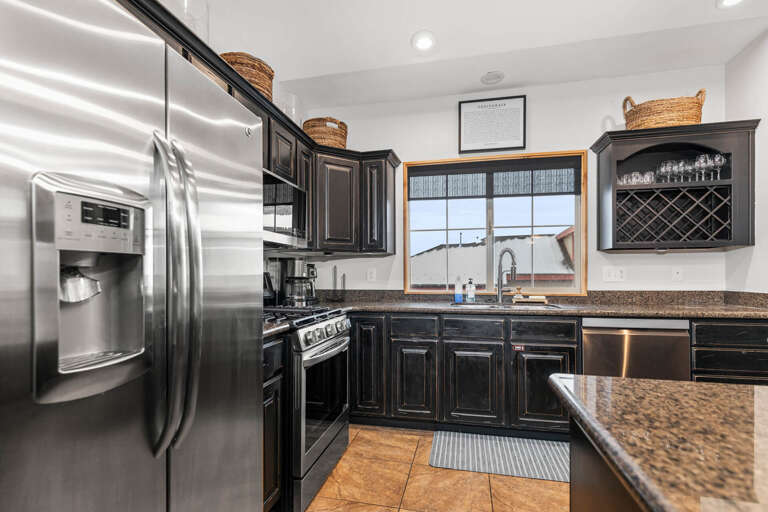 Bear Hollow Lodges 3401: A large, fully equipped kitchen for meals-in entertaining.