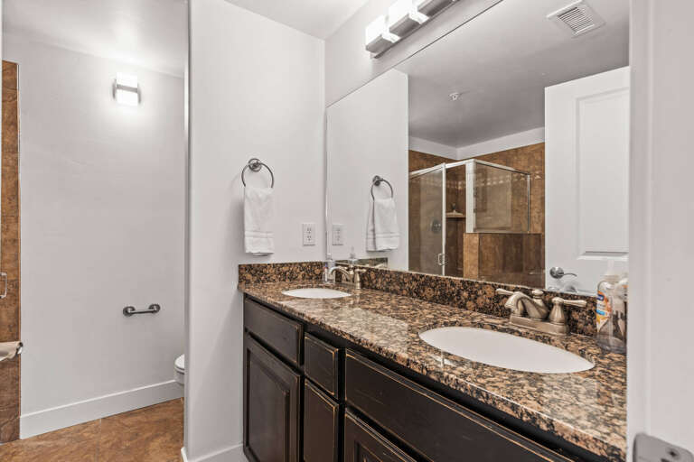 Bear Hollow Lodges 3401: Primary En Suite Bathroom w/Dual Sink Vanity